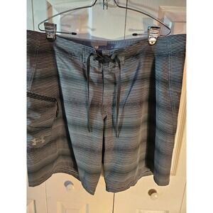 Under Armour Loose / Coupe Lache / Suelto / HearGear Shorts Size 40